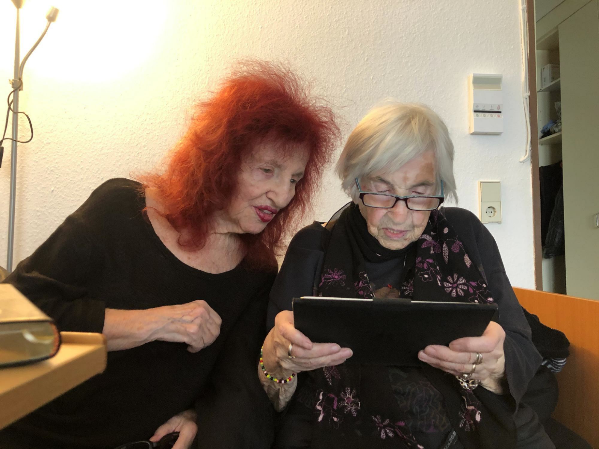 © GadaK Esther Bejarano und Peggy Parnass hören das Lied »Du hast Glück bei den Frau’n Bel Ami« und singen mit
