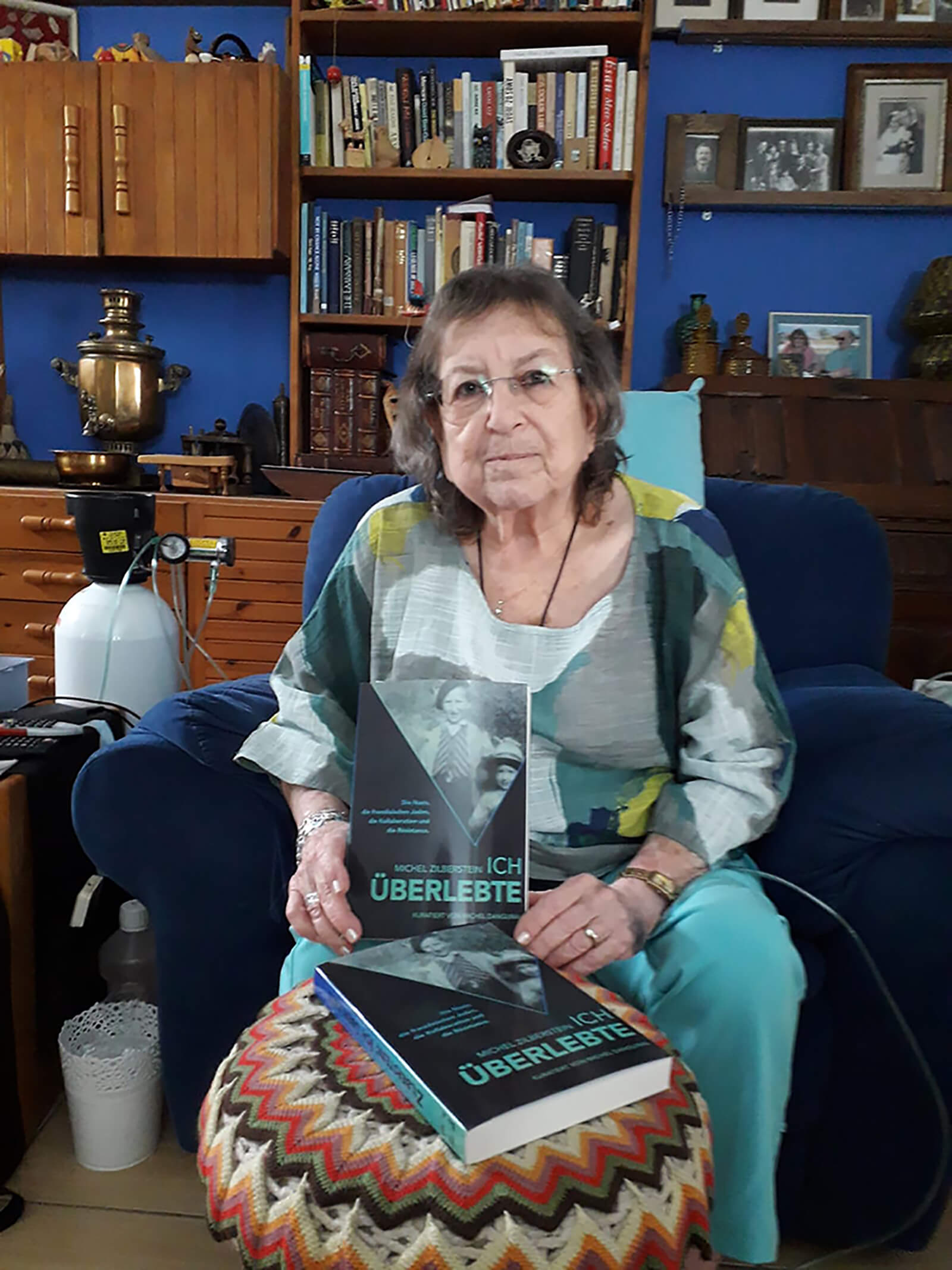 Ozi mit der deutschen Ausgabe der Erinnerungen ihres Bruders Michel Zilberstein Ozi mit der deutschen Ausgabe der Erinnerungen ihres Bruders Michel Zilberstein